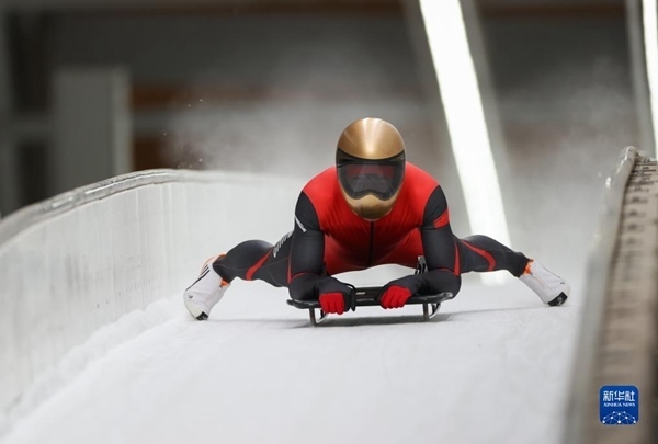 11月25日，天津隊選手閆文港在比賽中抵達終點。新華社記者 王楷焱 攝