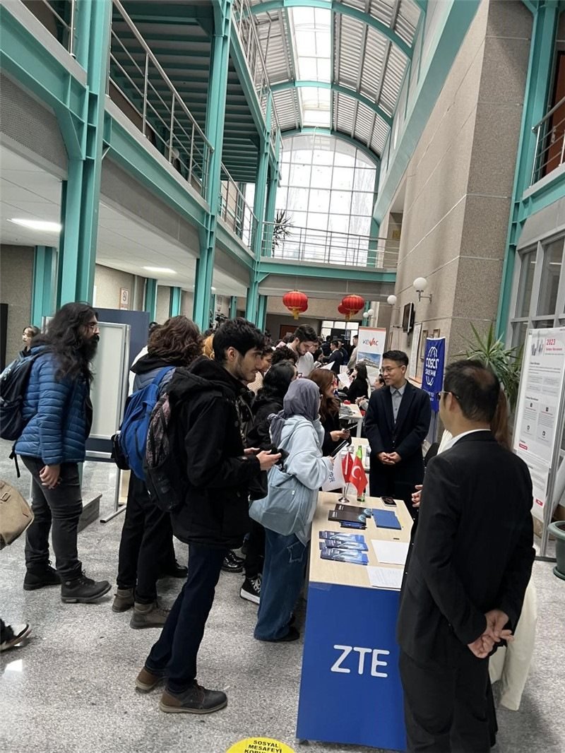 土耳其大學生在中企展臺交流。主辦方供圖