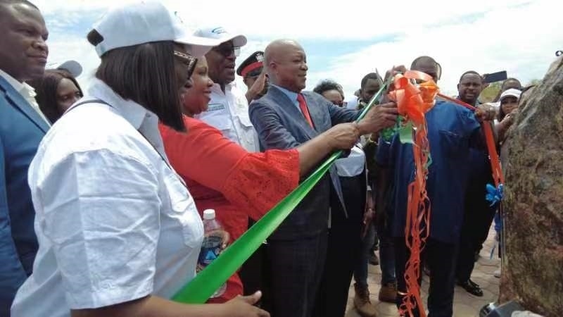 嘉賓為學(xué)校剪彩。主辦方供圖