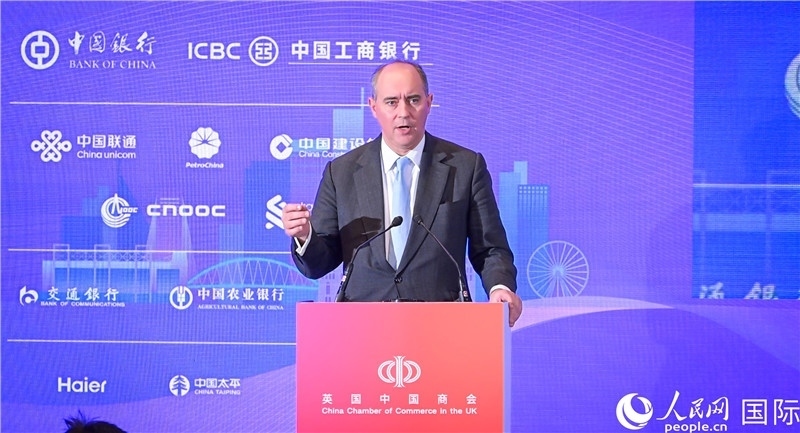 英國商業(yè)貿(mào)易部國務(wù)大臣（投資大臣）多米尼克·約翰遜與會。人民網(wǎng) 郭錦標攝