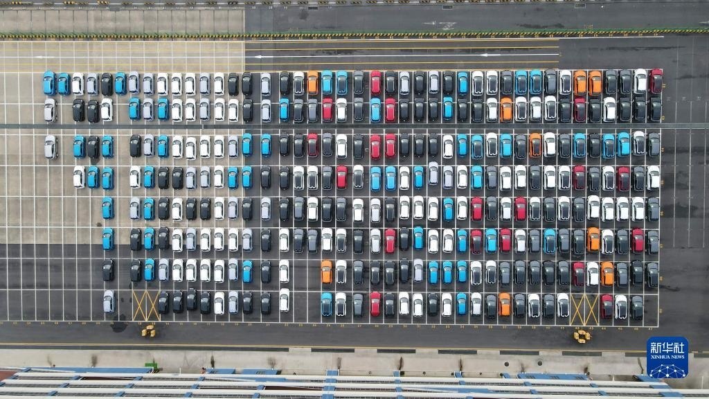 這是2023年7月9日在上海外高橋海通汽車碼頭拍攝的等待裝船運往澳大利亞的上汽MG品牌汽車和新能源車（無人機照片）。新華社記者 方喆 攝