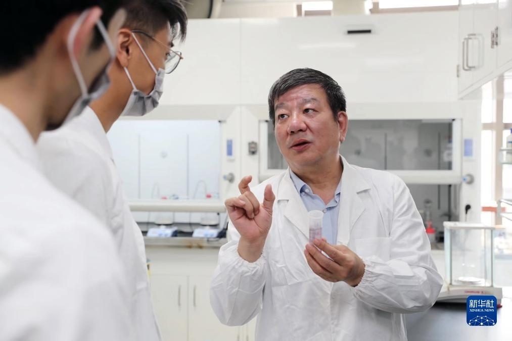 中國科學院院士、國家自然科學獎一等獎得主趙東元在復旦大學實驗室里指導學生（2023年9月2日攝）。新華社記者 劉穎 攝