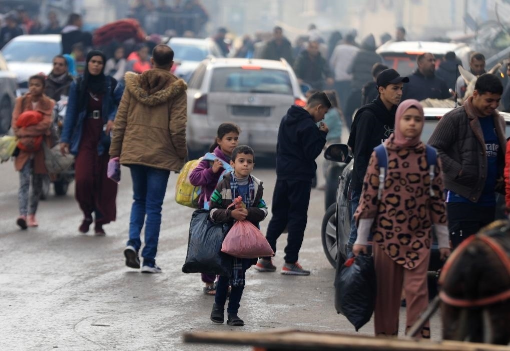 12月1日，在加沙地帶南部城市汗尤尼斯，人們在以軍恢復軍事行動后逃離家園。新華社發(fā)（亞西爾·庫迪攝）