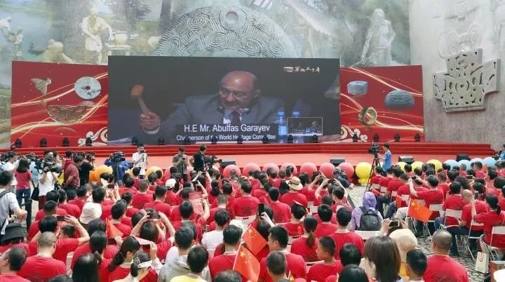 2019年7月6日，杭州市民揮舞國(guó)旗慶祝良渚古城遺址獲準(zhǔn)列入世界遺產(chǎn)名錄。記者 吳煌 倪雁強(qiáng) 攝