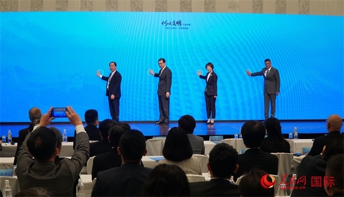 嘉賓共同啟動(dòng)“何以文明”日本特展體驗(yàn)暨2024年總臺(tái)春晚宣介區(qū)。人民網(wǎng) 蔣曉辰攝