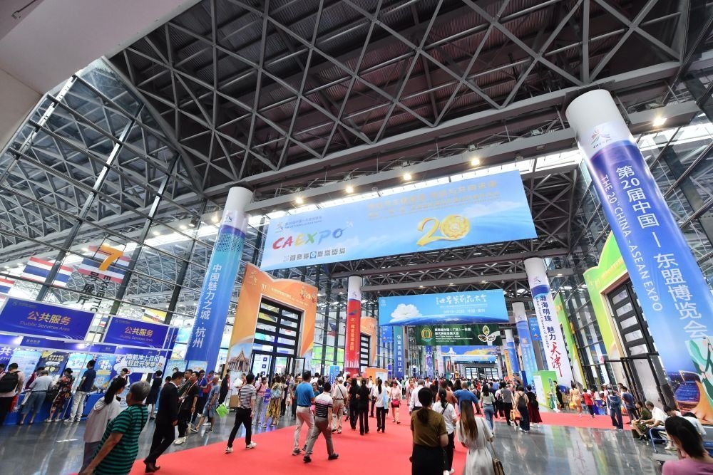 2023年9月18日，參觀者在第二十屆中國—東盟博覽會東盟商品展區(qū)選購商品。新華社記者 黃孝邦 攝