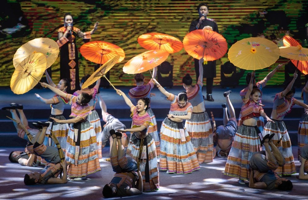 2023年1月18日，以“同心筑厚誼 攜手共發(fā)展”為主題的2023年中越跨國春節(jié)聯(lián)歡晚會在云南省紅河哈尼族彝族自治州河口瑤族自治縣舉行，越南老街省民族藝術(shù)歌舞團的演員在晚會上表演歌舞《漂浮在云端的節(jié)日》。新華社記者 胡超 攝