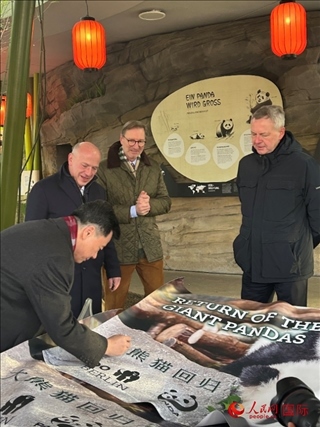 吳墾大使簽名。人民網(wǎng)記者 徐馨攝