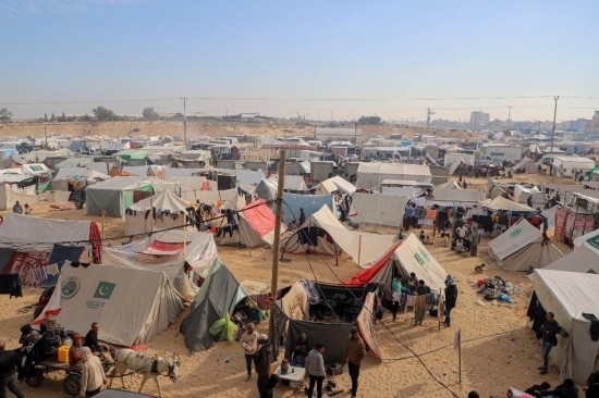  這是12月8日在加沙地帶南部城市拉法拍攝的臨時營地。新華社發(fā)（里澤克·阿卜杜勒賈瓦德攝）