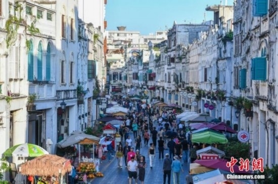 圖為?？隍T樓老街游客如織。 <a target='_blank' href='/' ><p align=