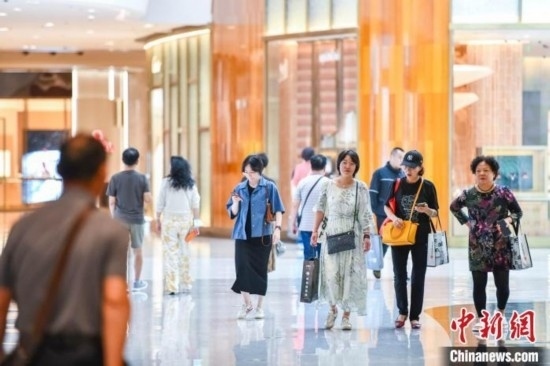 圖為顧客在cdf?？趪?guó)際免稅城內(nèi)選購(gòu)商品。<a target='_blank' href='/' ><p align=