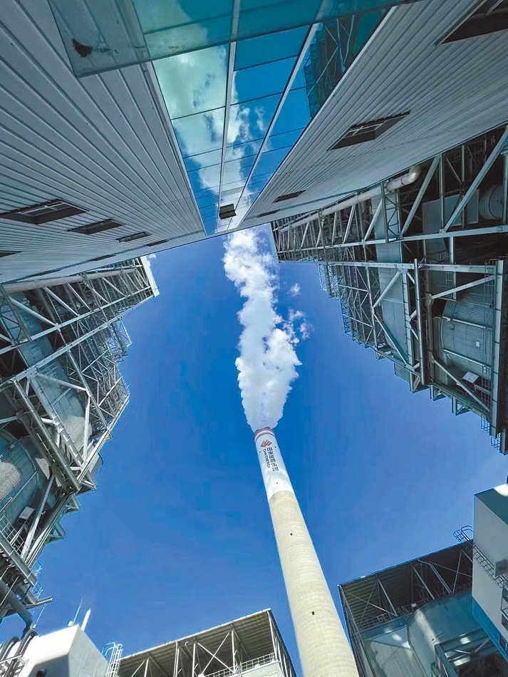  綠色低碳 近日，來(lái)自10余個(gè)國(guó)家的國(guó)際青年跟隨“世界青年能源行”活動(dòng)走進(jìn)國(guó)家能源集團(tuán)江蘇泰州電廠。作為亞洲最大火電二氧化碳捕集、利用與封存項(xiàng)目，該項(xiàng)目每年可捕集消納二氧化碳50萬(wàn)噸。 美國(guó)籍演員、主持人 史蒂文·韋德斯攝 “走在電廠里，體驗(yàn)各種高科技，真切感受到中國(guó)在清潔能源方面發(fā)展迅速，許多技術(shù)走在了世界前列?！? /></p> <p style=