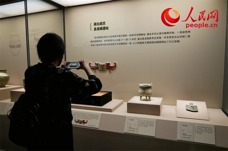今年9月，觀眾正在參觀“鑒往知遠(yuǎn)——新時代考古成果展”。人民網(wǎng)記者 韋衍行攝