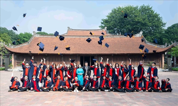 12月9日，越南首都河內(nèi)一所高中的學(xué)生在文廟內(nèi)合影留念。