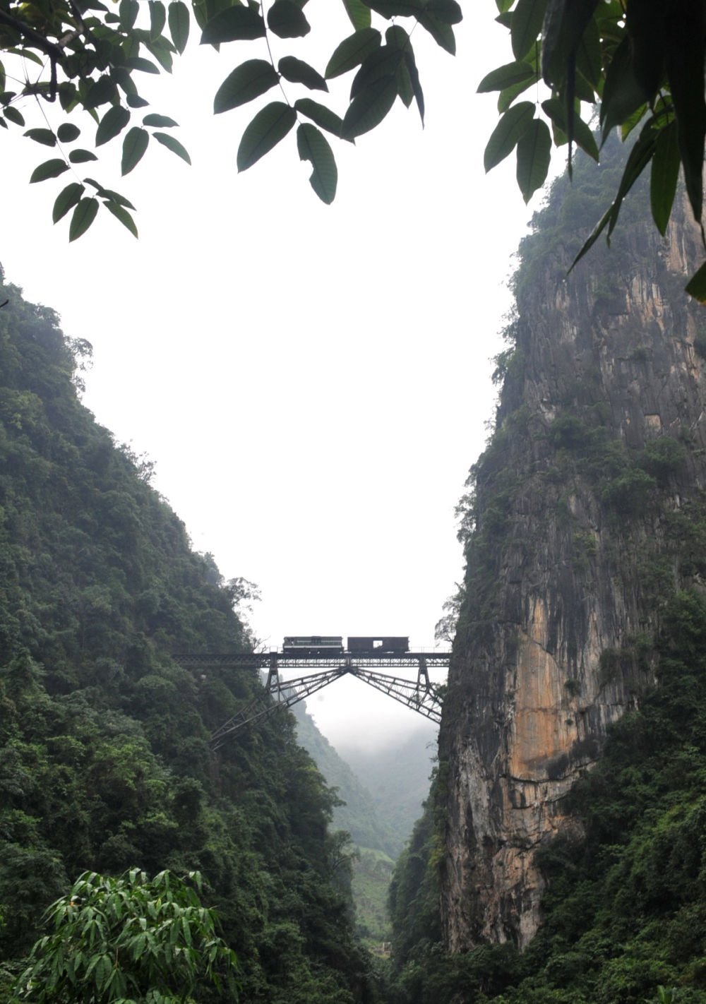 2009年6月1日，一列小火車從人字橋上通過(guò)。