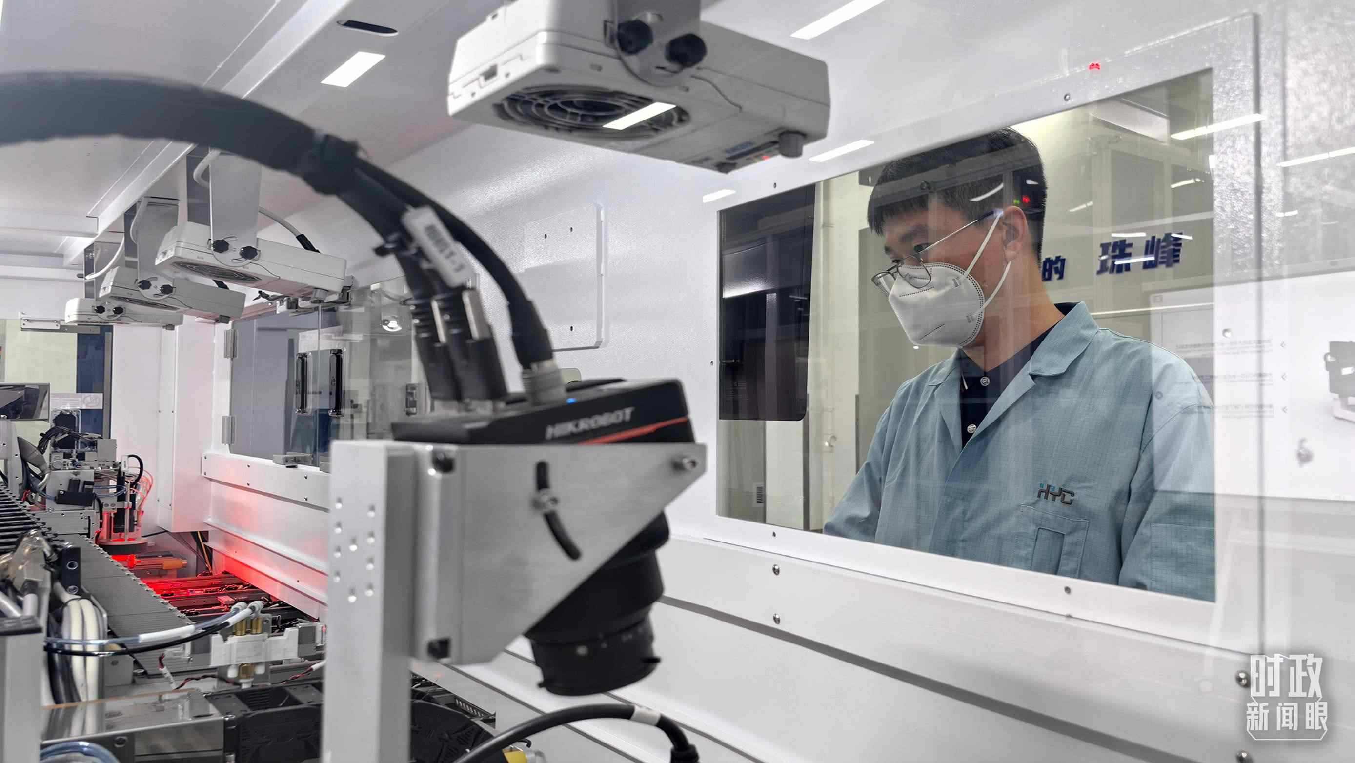 △蘇州華興源創(chuàng)科技股份有限公司員工正在研發(fā)車間內(nèi)進(jìn)行芯片測(cè)試。（總臺(tái)央廣記者潘毅拍攝）