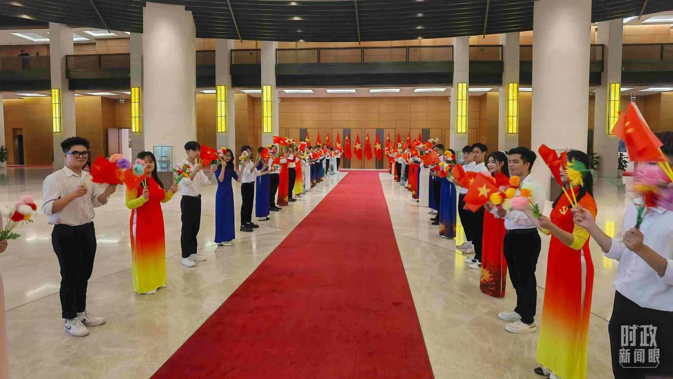 △夾道歡迎的當?shù)厍嗄?。（總臺央視記者周志國拍攝）