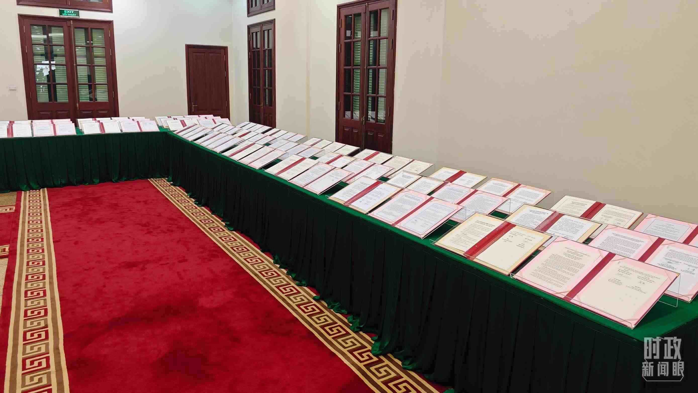 △會談后，兩黨總書記共同見證雙方簽署的雙邊合作文件展示，涵蓋共建“一帶一路”等30多個領(lǐng)域。（總臺央視記者耿小龍拍攝）