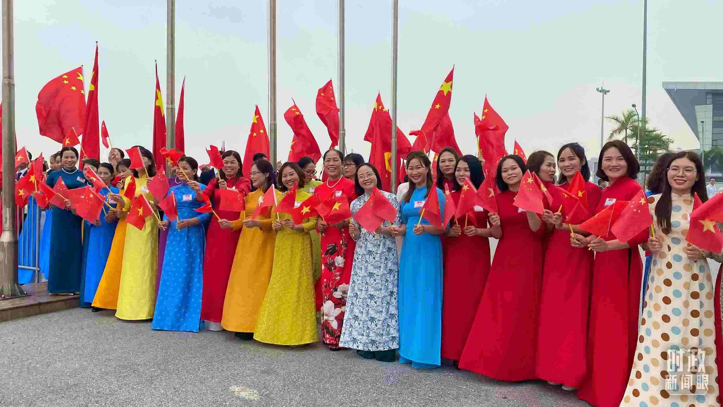 △專機抵達前，400多名中越各界代表手持兩黨兩國旗幟翹首以盼。（總臺央視記者李增仁拍攝）