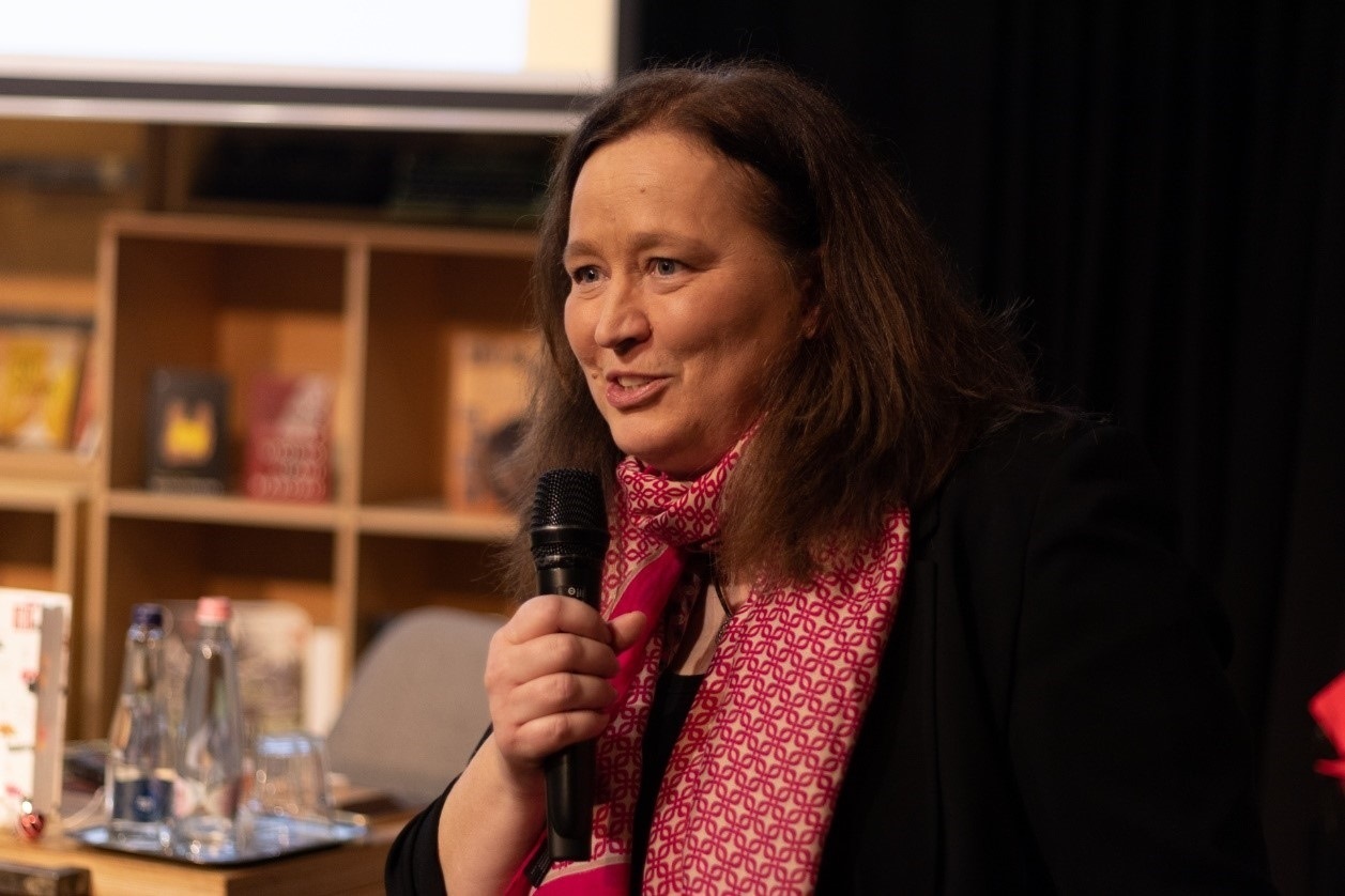 本書譯者宗博莉·克拉拉主持讀書分享會。摩爾多瓦尼·巴爾納巴斯攝