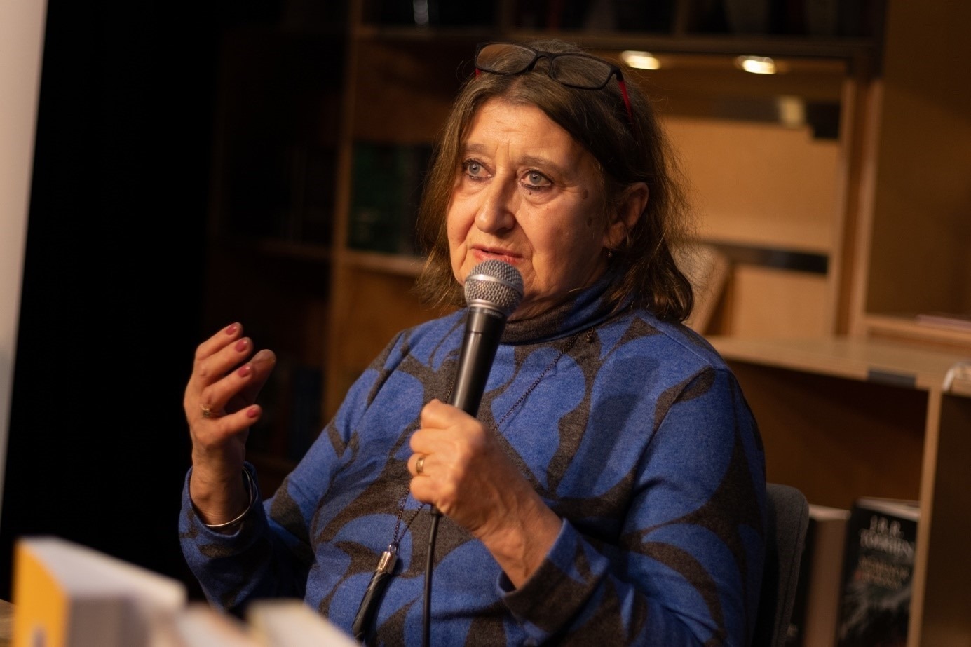 埃娃介紹作品。摩爾多瓦尼·巴爾納巴斯攝