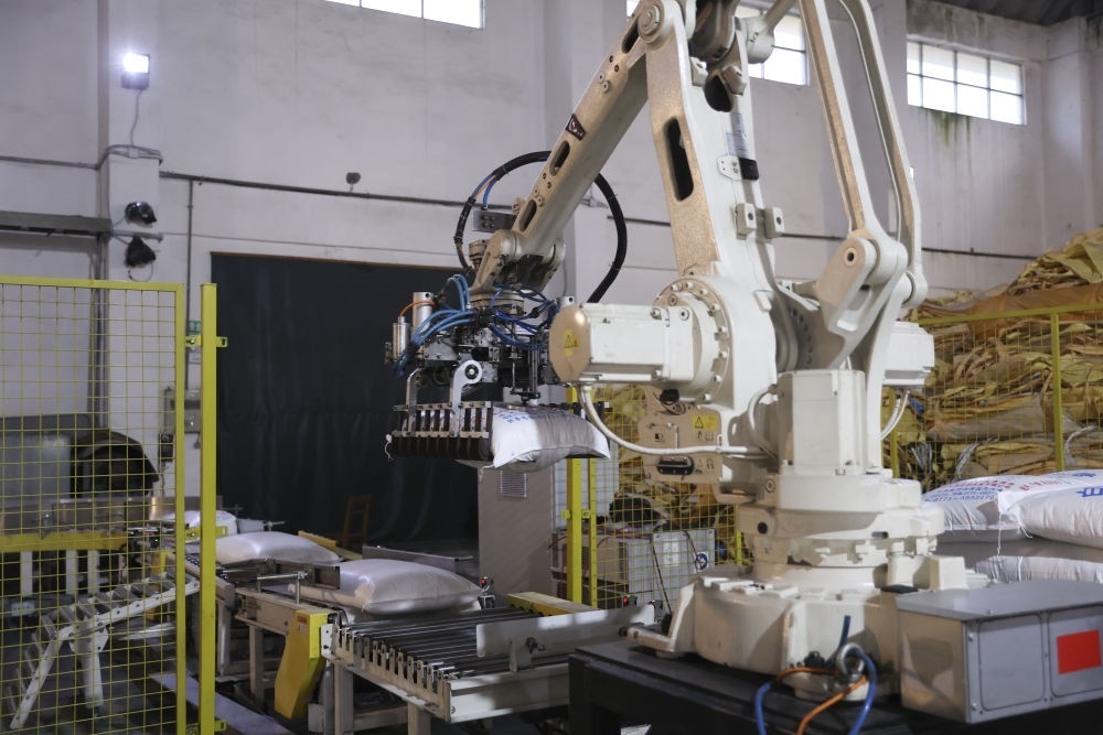 12月14日，在廣西來賓東糖鳳凰有限公司，機械臂在廠房碼放白砂糖成品。