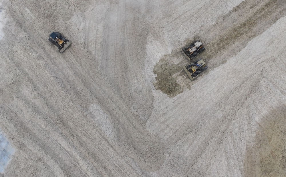 12月12日，在廣西湘桂華糖制糖集團來賓紙業(yè)有限責任公司，工作人員在整理蔗渣（無人機照片）。