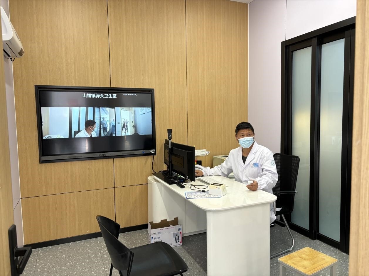 　　村里的值班醫(yī)生在線上連接三甲醫(yī)院的醫(yī)生對(duì)患者進(jìn)行會(huì)診。