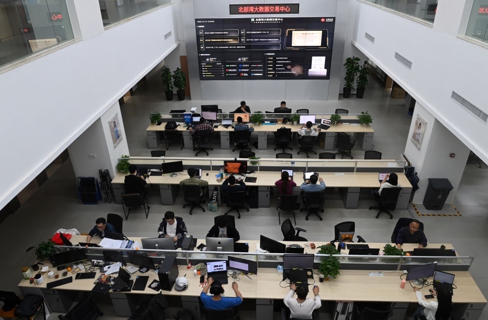 中國—東盟信息港員工在工作中。