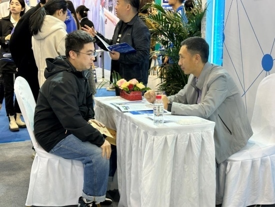 沈陽(yáng)招聘會(huì)現(xiàn)場(chǎng)。人民網(wǎng)記者 尹柏寒?dāng)z