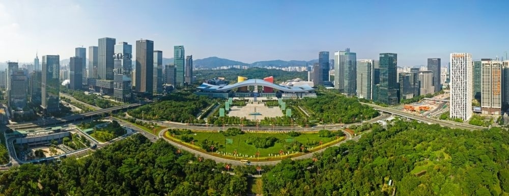 這是在廣東省深圳市拍攝的深圳市民中心和蓮花山公園一線（2020年10月2日攝，無(wú)人機(jī)照片）。新華社記者 梁旭 攝