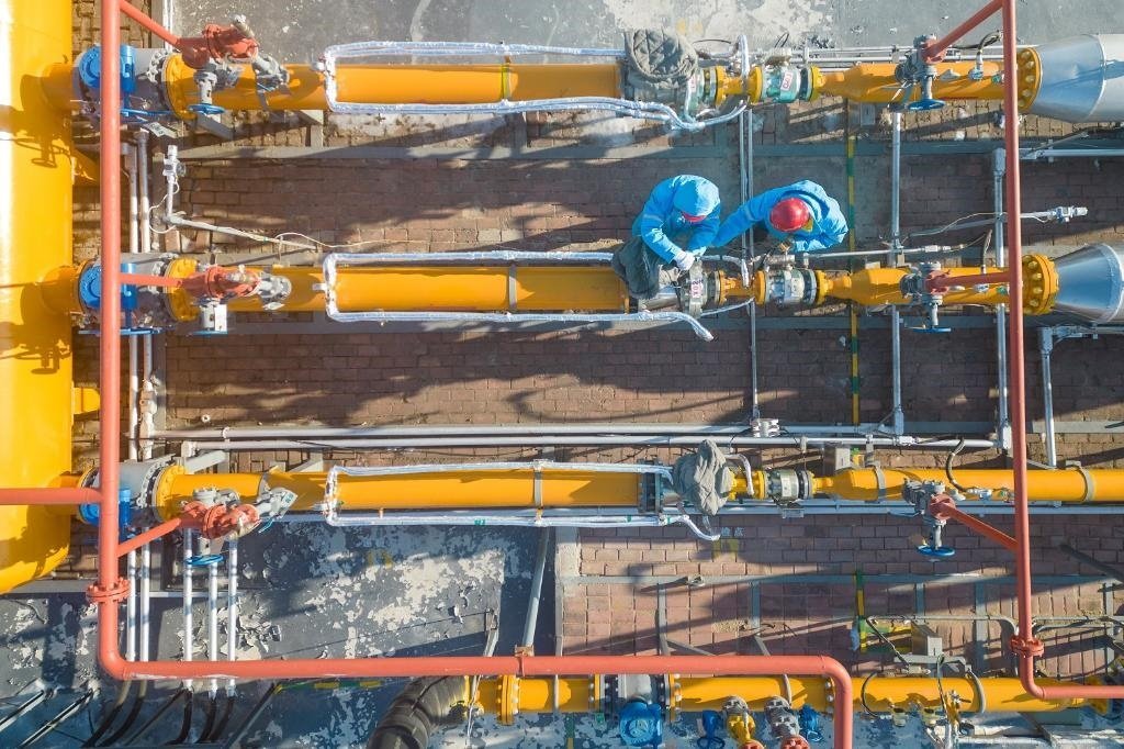 12月17日，黑龍江省哈爾濱市中慶燃?xì)庥邢挢?zé)任公司成高子門站的工作人員在進(jìn)行設(shè)備巡檢，保障燃?xì)夤?yīng)（無人機(jī)照片）。 新華社記者 張濤 攝