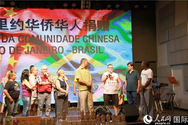 兒童殘障教育中心負責人胡里奧向捐贈方表示感謝。人民網(wǎng)記者 陳海琪攝