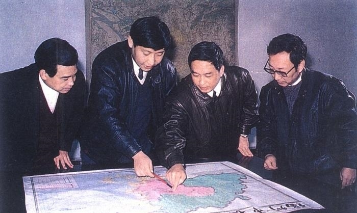 1991年12月，習近平與同事討論福州市戰(zhàn)略規(guī)劃設想。