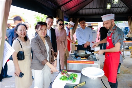 嘉賓現(xiàn)場觀摩。阿聯(lián)酋上海總商會(huì)暨同鄉(xiāng)會(huì)供圖