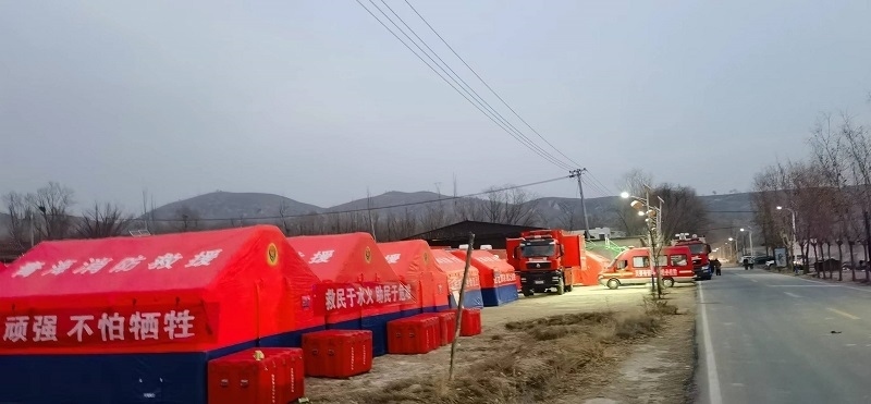 救災(zāi)隊(duì)員現(xiàn)場(chǎng)扎起了帳篷。王梅攝。