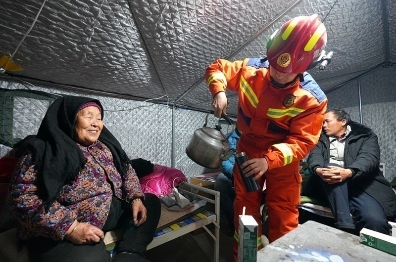 村民龔尕芳與消防員交流。賀勇攝。