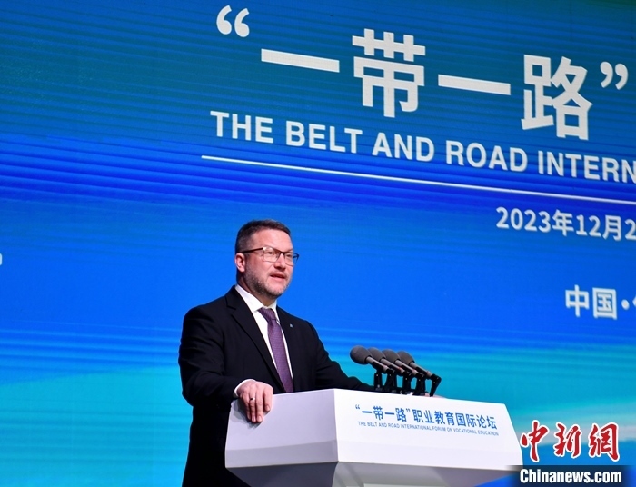 圖為活動(dòng)現(xiàn)場(chǎng)歐洲議會(huì)交通旅游委員會(huì)副主席烏伊海依·伊什特萬(wàn)致辭。 中新社記者 韓冰 攝