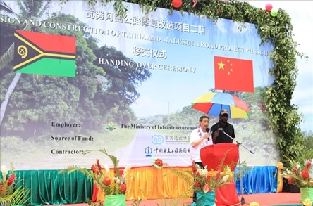 2023年12月18日，中國駐瓦努阿圖大使李名剛在瓦努阿圖公路項目二期馬勒庫拉段的移交儀式上發(fā)表致辭。人民網(wǎng) 賀吉攝
