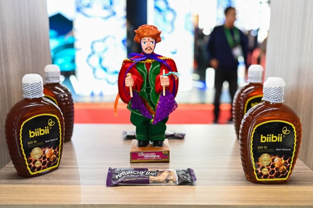 2023年11月8日在第六屆進博會上拍攝的尼加拉瓜蜂蜜產(chǎn)品。