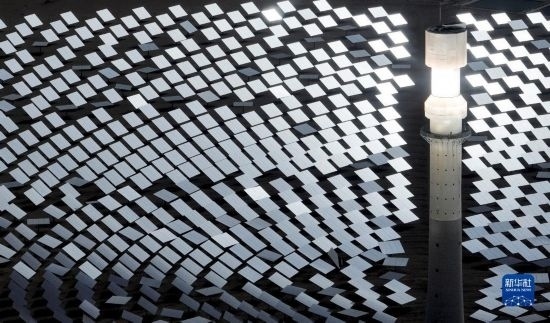 這是2023年6月11日在青海省海西蒙古族藏族自治州格爾木市拍攝的一座光熱電站（無人機(jī)照片）。 新華社記者 張宏祥 攝