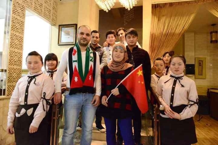 穆罕奈德夫婦與餐廳員工合影。共享聯(lián)盟·義烏 呂斌 攝