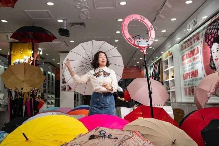 在義烏打拼了27年的商戶張吉英，正通過直播銷售雨傘。義烏市委宣傳部供圖