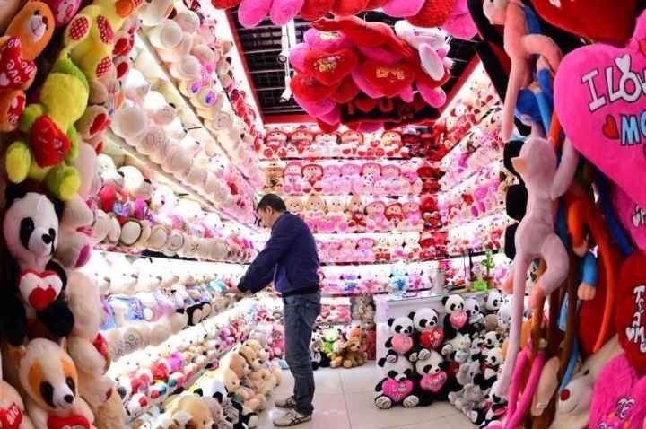 商戶在店鋪內整理毛絨玩具。共享聯(lián)盟·義烏 呂斌 攝