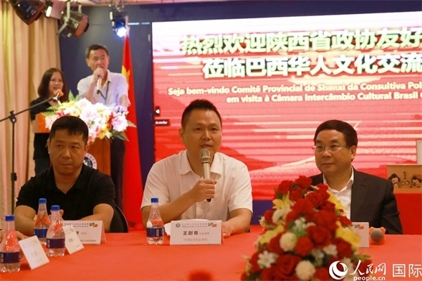 中國(guó)駐里約熱內(nèi)盧代總領(lǐng)事王尉育（中）在座談會(huì)中致辭。人民網(wǎng)記者 陳海琪攝