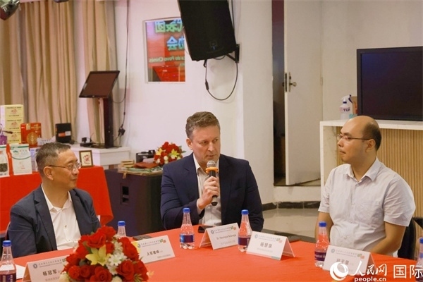 巴西中國(guó)友好協(xié)會(huì)主席恩里克·諾布雷加（中）在座談會(huì)中發(fā)言。人民網(wǎng)記者 陳海琪攝