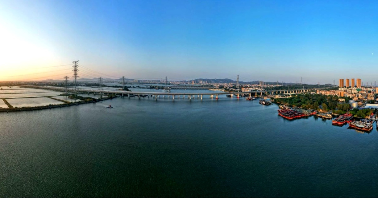 汕汕鐵路練特江大橋。國鐵集團供圖