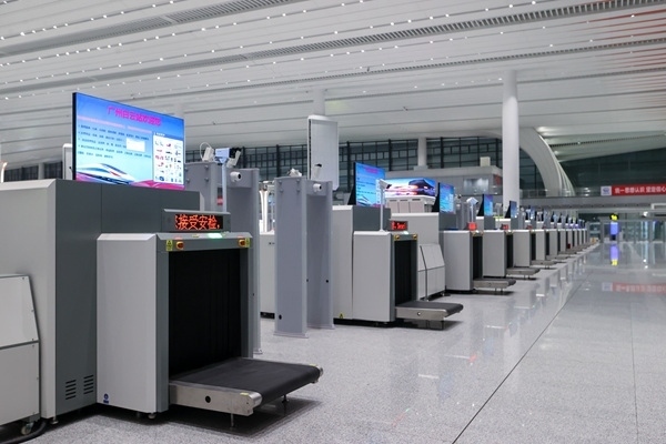 進站大廳整齊擺放的安檢儀。