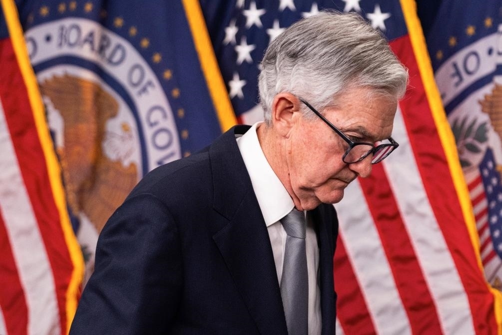 11月1日，美國(guó)聯(lián)邦儲(chǔ)備委員會(huì)主席鮑威爾在華盛頓出席記者會(huì)。新華社發(fā)（亞倫攝）