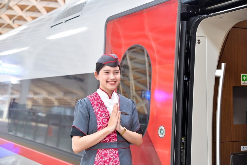 12月12日，乘務(wù)人員在印度尼西亞雅加達(dá)的哈利姆車(chē)站站臺(tái)歡迎乘坐雅萬(wàn)高鐵的乘客。新華社記者徐欽攝